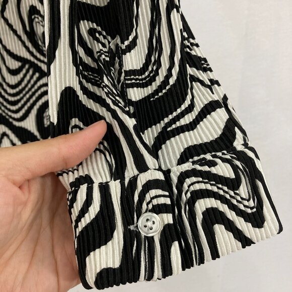 Intempo Large Black White Abstract Artsy Pleated Textured Relaxed Button Down - Picture 8 of 11
